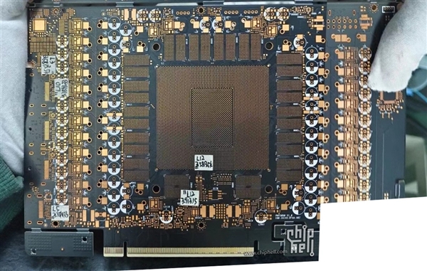 RTX 5090 PCB电路板首次泄露！3528平方毫米封装巨型核心(图2)