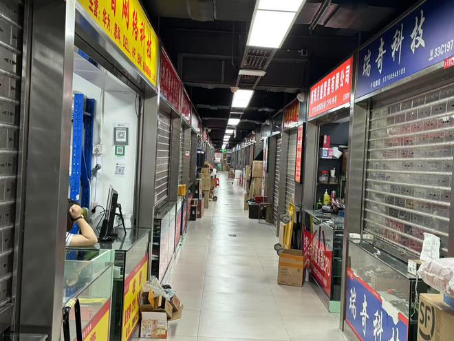 关税风波下的芯片市场：华强北商家“捂”货待涨 国产半导体厂商已接到“替代”订单 传真(图1)